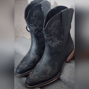 Dream Paris Women's Cowgirl Western Short Chunky Heel Pointed Toe Boots Size 8.5